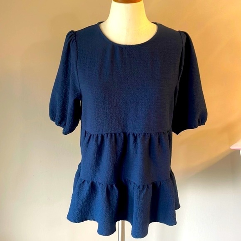 Navy blue tiered ruffled blouse textured stretch 1/2 sleeve crew round neck Med